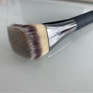 IT Cosmetics #22 Bye Bye Foundation Brush